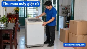 Nhân viên xem máy giặt cũ tại nhà đang chuyển đồ
