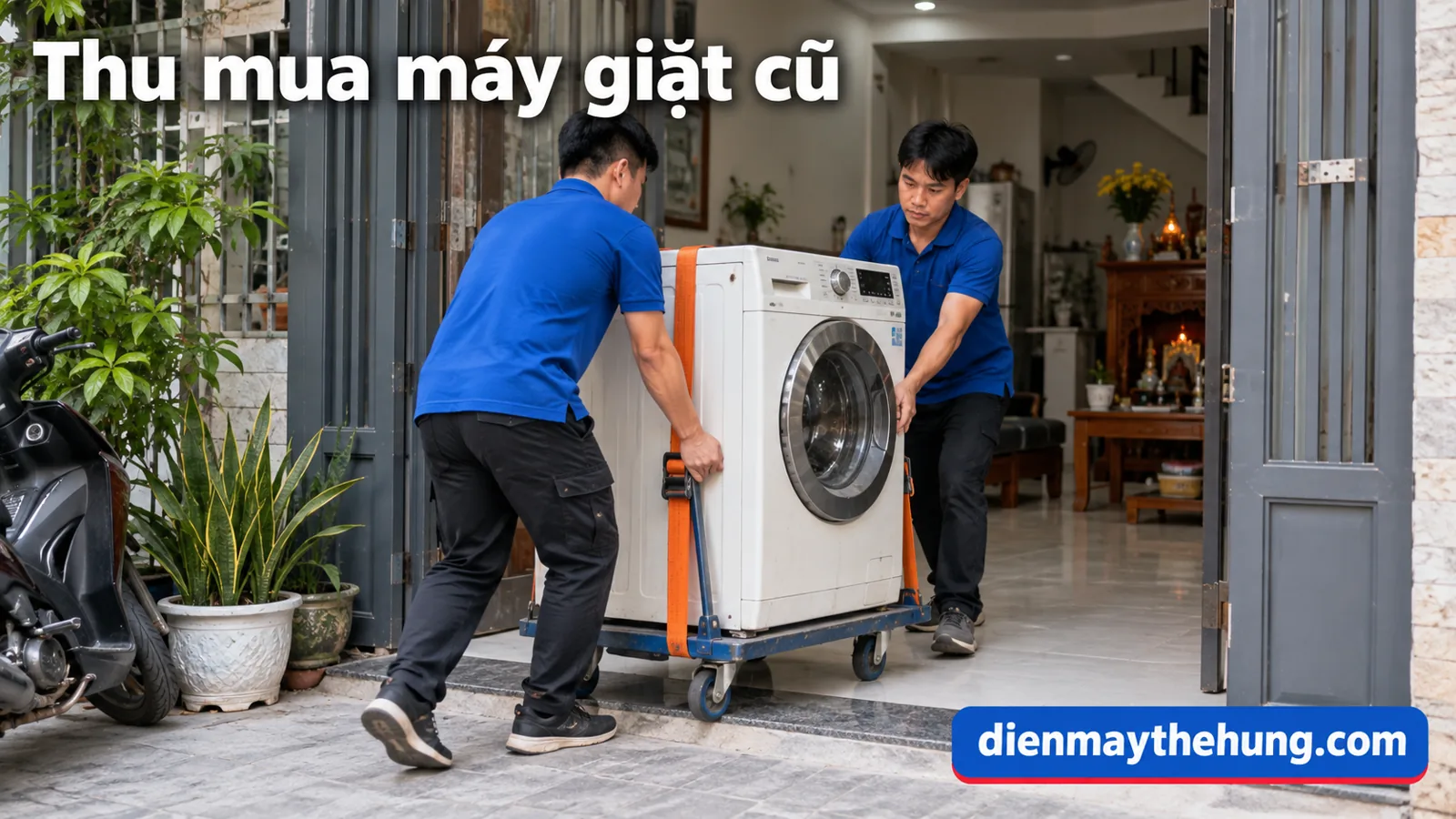 Hai người vận chuyển máy giặt bằng xe đẩy có dây giữ