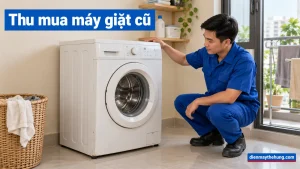 Nhân viên xem ngoại hình máy giặt cũ trong nhà Việt Nam