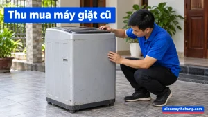 Nhân viên xem ngoại hình máy giặt cũ trong nhà Việt Nam