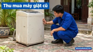 Nhân viên xem ngoại hình máy giặt cũ trong nhà Việt Nam