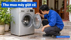 Nhân viên xem ngoại hình máy giặt cũ trong nhà Việt Nam