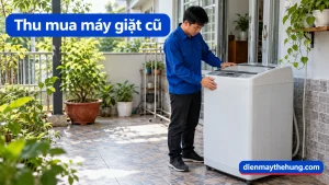 Người thợ áo xanh xem ngoại hình máy giặt cửa trên tại nhà