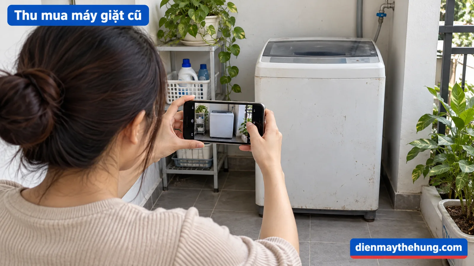 Người dùng chụp máy giặt cửa trên bằng điện thoại