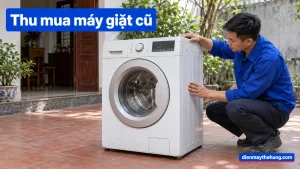 Người thợ quan sát ngoại hình máy giặt cũ tại nhà